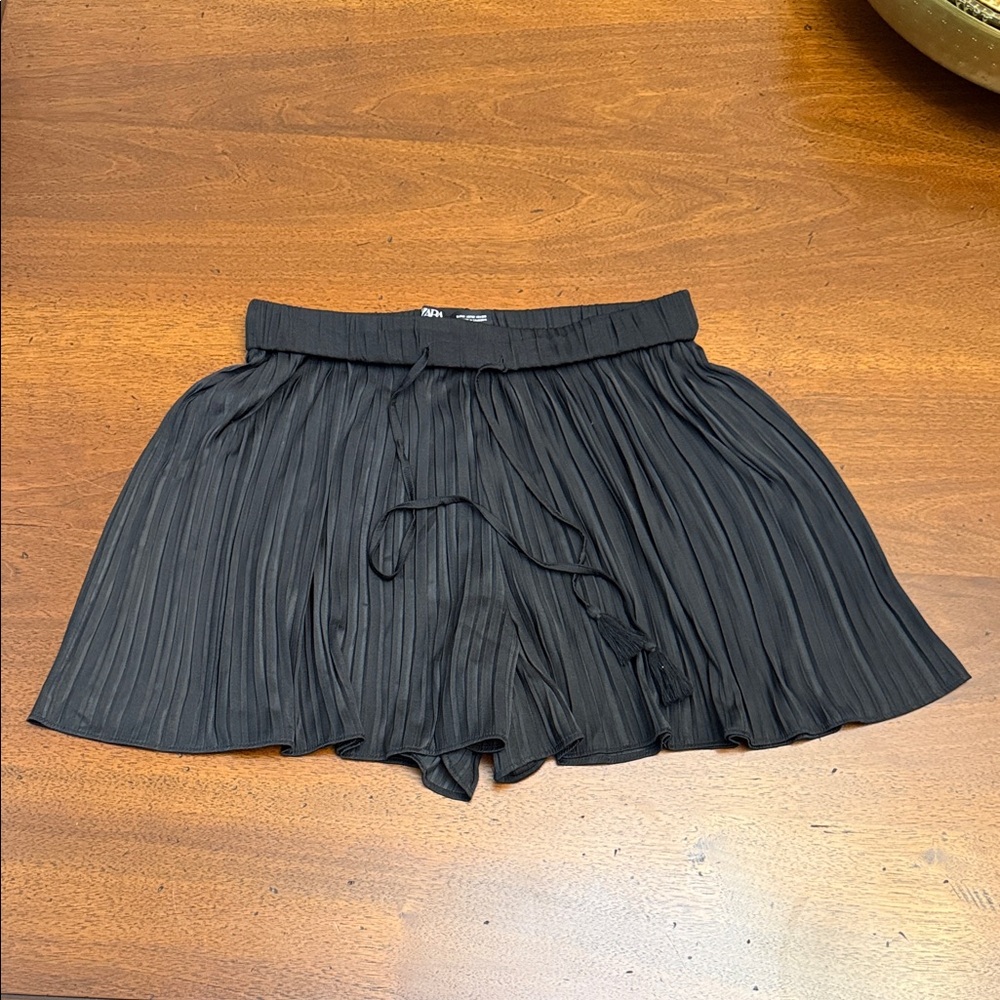 Black Pleated shorts style skirt Zara Size medium
